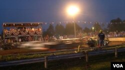 Sebuah pertunjukan Demolition Derby dalam Firemen's Festival di Greenwhich, Ohio.