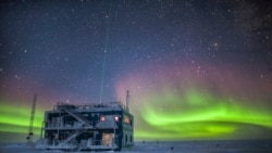 Una foto de la NOAA muestra una aurora austral cerca del Observatorio de Investigación Atmosférica del Polo Sur en la Antártida. Cuando se formó un agujero en el ozono sobre la Antártida, países de todo el mundo acordaron en 1987 eliminar gradualmente varios productos químicos que agotan la capa de ozono.