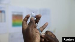 ফাইল ফটো- একজন স্বাস্থ্যকর্মী কেনিয়ার নাইরোবির পেন্ডা স্বাস্থ্য কেন্দ্রে কোভিড-১৯ ভ্যাকসিনের একটি ডোজ প্রস্তুত করছেন।৯ ডিসেম্বর ২০২১।(ছবি-রয়তারস/ব্যাজ র‍্যাটনার)