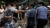 درگیری افراد نقابدار با معترضان در هنگ کنگ