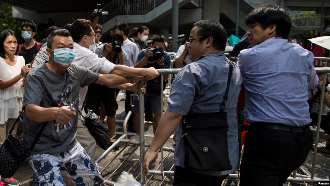 10月13日，有反佔中人士在中環拆除佔中活動擺設攔堵馬路的鐵馬路障，引發衝突。