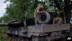 Tentara Ukraina memperbaiki tank Leopard 2 di wilayah Zaporizhzhya, Ukraina, pada 21 Juni 2023. (Foto: AP)
