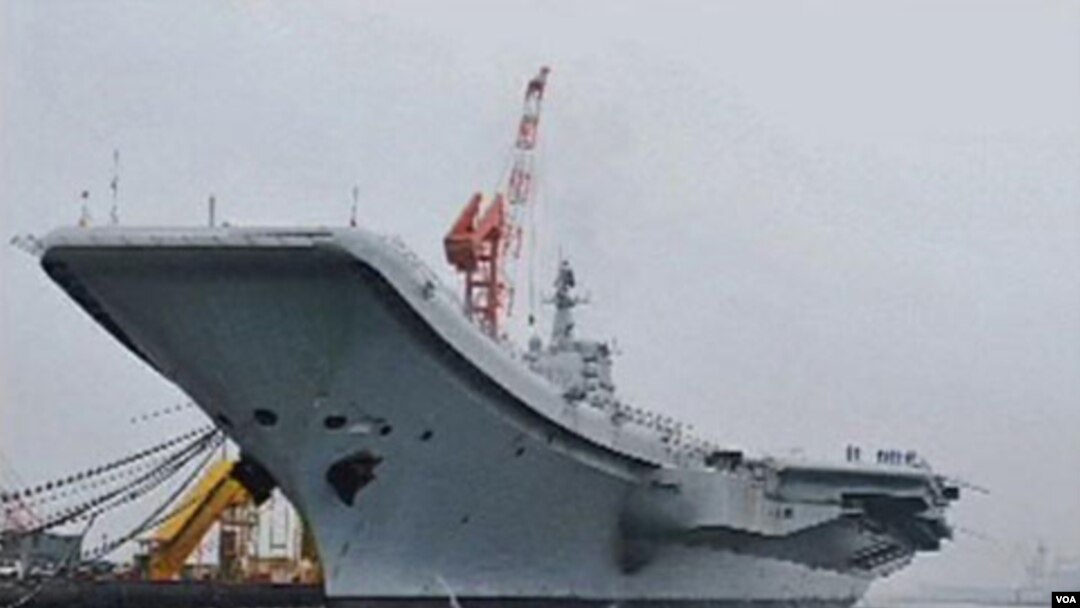 Kapal induk pertama Tiongkok terlihat di pelabuhan Dalian (27/7). Tiongkok membangun kapal induk setelah membeli bekas kapal induk 'Varyag' dari Ukraina tahun 1998.