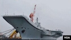 Kapal induk pertama Tiongkok terlihat di pelabuhan Dalian (27/7). Tiongkok membangun kapal induk setelah membeli bekas kapal induk 'Varyag' dari Ukraina tahun 1998.