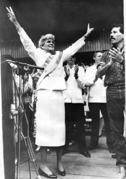 Presidenta de Nicaragua Violeta Chamorro saluda a su pueblo con su banda presidencial acompañada de Daniel Ortega 26 de abril 1990. Cortesía La Prensa.