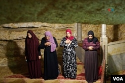 Mujeres palestinas oran en el interior del Domo de la Roca, en Jerusalén.