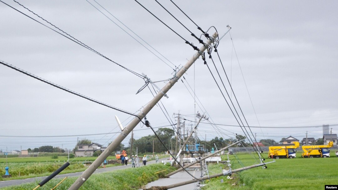 Angin kencang akibat topan goni melanda kota Kamimine, di wilayah Saga, Jepang hari Selasa (25/8). 