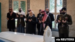 Raja Yordania Abdullah II dan Pangeran Hamzah tampil bersama mengunjungi sebuah mausoleum di mana nenek moyang mereka dimakamkan, Minggu (11/4).

