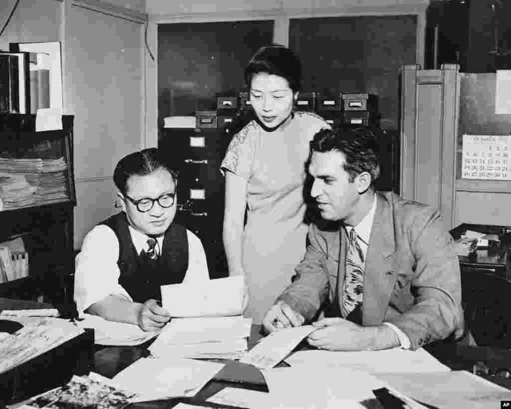 老照片回顾：美国之音中文广播70年