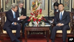 Menlu AS John Kerry dalam permbicaraan dengan kepala kebijakan luar negeri China, Yang Jiechi di Beijing, Sabtu (13/4). 