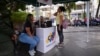 Dos mujeres venezolanas se registran como votantes para la próxima elección presidencial en una plaza de Caracas, el 19 de marzo de 2024.