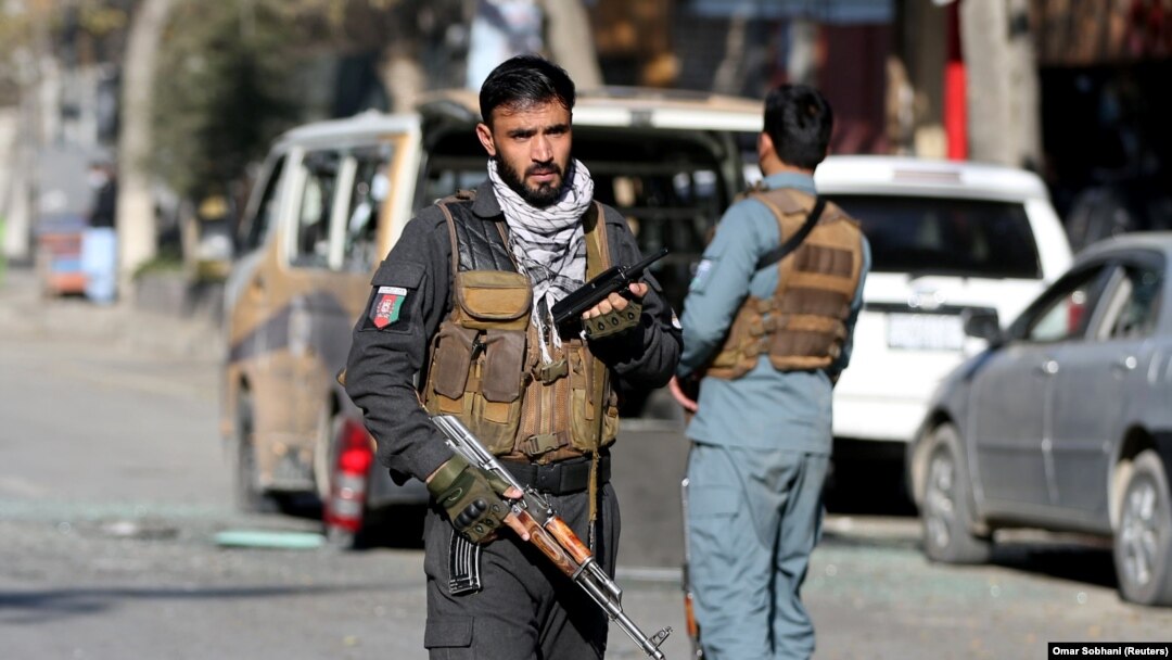 Seorang petugas polisi berjaga setelah roket menghantam daerah pemukiman di Kabul, Afghanistan 21 November 2020 (Foto: REUTERS/Omar Sobhani)