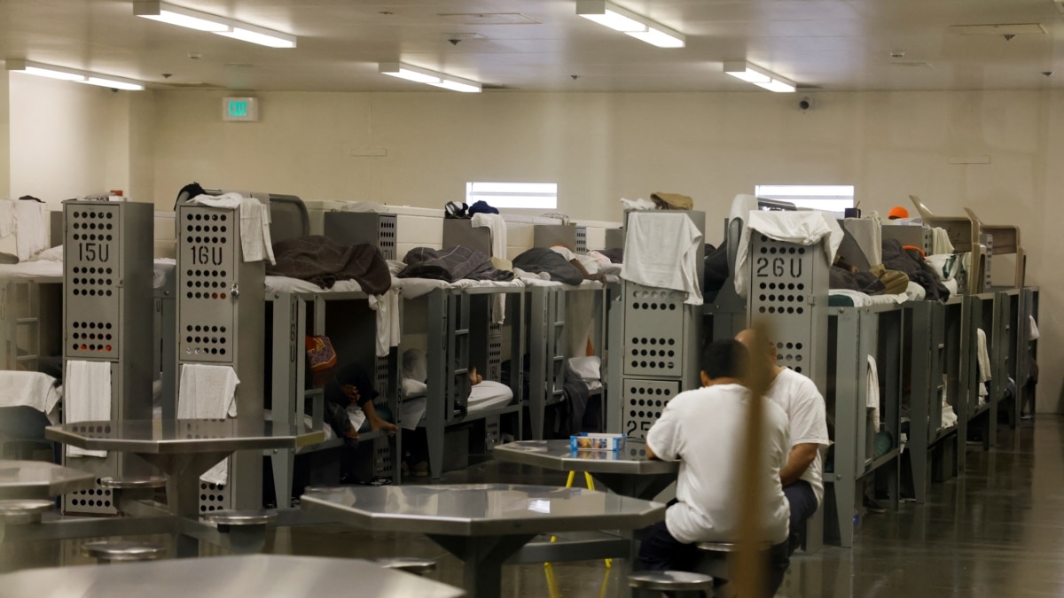 Centros de detención de inmigrantes alcanzan su capacidad máxima, según funcionario de ICE