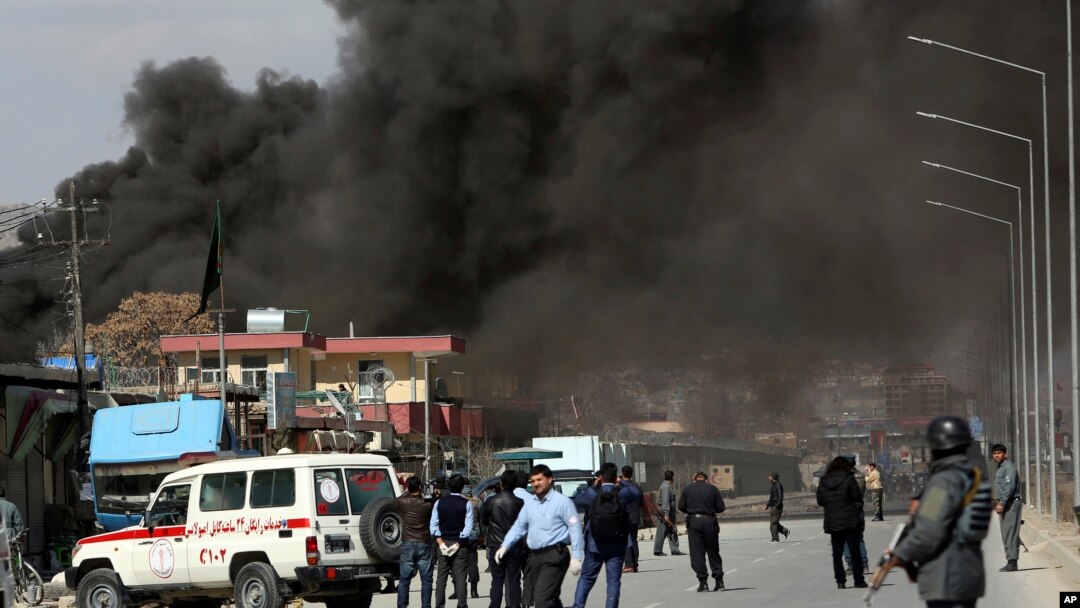Pembom bunuh diri Taliban menyerang markas polisi distrik di Kabul barat, Rabu (1/3) menewaskan sedikitnya 16 orang. 