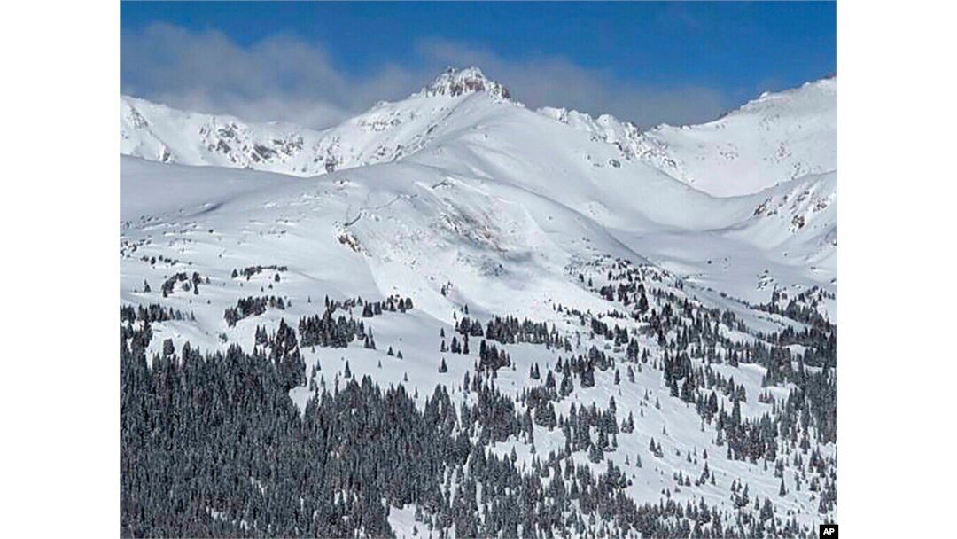 Longsoran salju yang menewaskan seorang snowboarder tak dikenal, Minggu, 14 Februari 2021, di dekat kota Winter Park di Colorado.(Colorado Avalanche Information Center via AP)