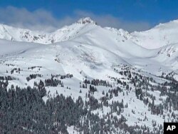 Longsoran salju yang menewaskan seorang snowboarder tak dikenal, Minggu, 14 Februari 2021, di dekat kota Winter Park di Colorado.(Colorado Avalanche Information Center via AP)