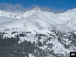 Longsoran salju yang menewaskan seorang snowboarder tak dikenal, Minggu, 14 Februari 2021, di dekat kota Winter Park di Colorado.(Colorado Avalanche Information Center via AP)