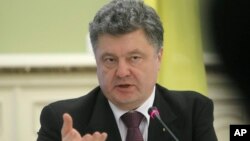 Presiden Ukraina Petro Poroshenko berbicara pada media di kantor presiden Ukraina di Kyiv (22/12). 