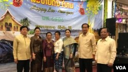 ທ່ານຄຳພັນ ອັ່ນລາວັນ ເອກອັກຄະລັດຖະທູດລາວ ປະຈຳ ສະຫະລັດ ແລະການາດາ ທ່ານຫຽມ ພົມມະຈັນ ອະດີດເອກອັກຄະລັດຖະທູດ ປະຈຳ ສະຫະລັດ ການາດາ ແລະເມັກຊິໂກ ແລະທ່ານ ດຣ ຂຽນ ພັນສຸລິວົງ ພ້ອມດ້ວຍບັນດາພັນລະຍາ ຢູ່ສະຖານທູດລາວ ໃນນະຄອນຫຼວງ ວໍຊິງຕັນ ດີຊີ.