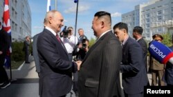 Pemimpin Korea Utara Kim Jong Un bertemu dengan Presiden Rusia Vladimir Putin di Kosmodrom Vostochny di Oblast Amur Wilayah Timur Jauh, Rusia, 13 September 2023. (Foto: KCNA via Reuters)