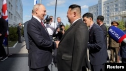 Pemimpin Korea Utara Kim Jong Un bertemu dengan Presiden Rusia Vladimir Putin di Kosmodrom Vostochny di Oblast Amur Wilayah Timur Jauh, Rusia, 13 September 2023. (Foto: KCNA via Reuters)