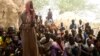 Des habitants de Zibane-Koira Zéno, un village de la région de Tillabéri (ouest du Niger proche du Mali) assistent à une réunion le 12 mai 2020, après une attaque d'hommes armés le 8 mai 2020.