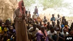 Des habitants de Zibane-Koira Zéno, un village de la région de Tillabéri (ouest du Niger proche du Mali) assistent à une réunion le 12 mai 2020, après une attaque d'hommes armés le 8 mai 2020.