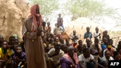 Les habitants de Zibane-Koira Zéno, un village de la région de Tillabéri (ouest du Niger, près du Mali), se réunissent le 12 mai 2020, après une attaque d'hommes armés le 8 mai 2020. (Photo by BOUREIMA HAMA / AFP)
