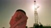 Khaled al-Otaiby, seorang pejabat perusahaan minyak Saudi Aramco, menyaksikan kemajuan di rig di ladang minyak al-Howta dekat Howta, Arab Saudi. (Foto: AP)