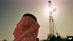 Khaled al-Otaiby, seorang pejabat perusahaan minyak Saudi Aramco, menyaksikan kemajuan di rig di ladang minyak al-Howta dekat Howta, Arab Saudi. (Foto: AP)