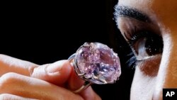 Le « Pink Star diamond », le diamant le plus précieux ayant jamais été mis à la vente aux enchères, est exposé à Londres, le 20 mars 2017. 