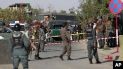  دخبري ادارې اى پي ترمخه دغوچارواکو دنوم نه څرګندولو په شرط ځانمرګي بريد کې دڅلورو عسکرو دوژل کيدو پخلى کړى ىد، دبريد پلټنې لا روانې دي، دشورو په ورځ دغو چارواکو دا هم ويلي دي چې په ددفاع دوزارت دودانۍ سره نزدې په پلي محمودخان سيمه کې ترسره شوي دغه ځانمرګي بريد کې يوولس کسان ژوبل شوي هم دي.