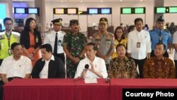 Presiden saat meninjau Bandara Soekarno-Hatta untuk memastikan pengecekan kesehatan di tempat publik berjalan baik. (Foto courtesy: Biro Setpres)