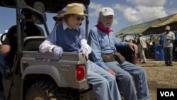 Ansyen Prezidan Jimmy Carter adwat ak madanm li Rosalynn pandan yon vizit yo nan Leogane (AP Photo/Ramon Espinosa)