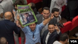 A man reacts after the National Electoral Authority declares incumbent president Abdel Fattah el-Sissi the winner of the presidential election, Cairo, Egypt, April 2, 2018. (H. Elrasam/VOA) 