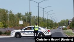 La police bloque une rue dans le quartier de Longueuil, au Québec, Canada le 21 septembre 2020. REUTERS/Christinne Muschi