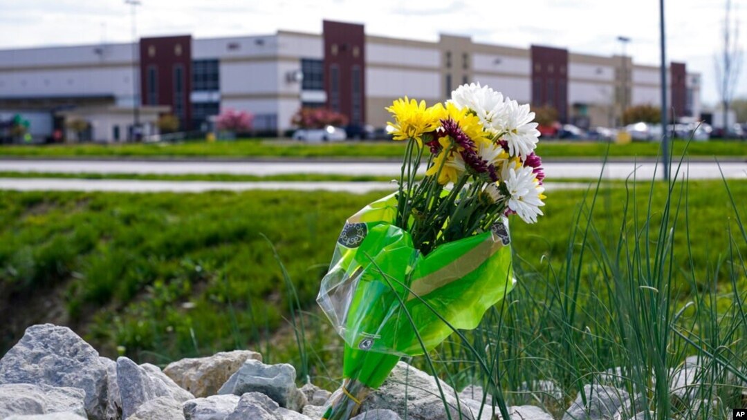 Karangan bungan di jalan di seberang fasilitas FedEx di Indianapolis, 17 April 2021, lokasi penembakan yang menewaskan delapan orang. 