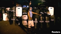 Un seguidor de Salvador Nasralla, protesta en las afueras del Tribunal Supremo Electoral de Honduras, el 30 de noviembre.