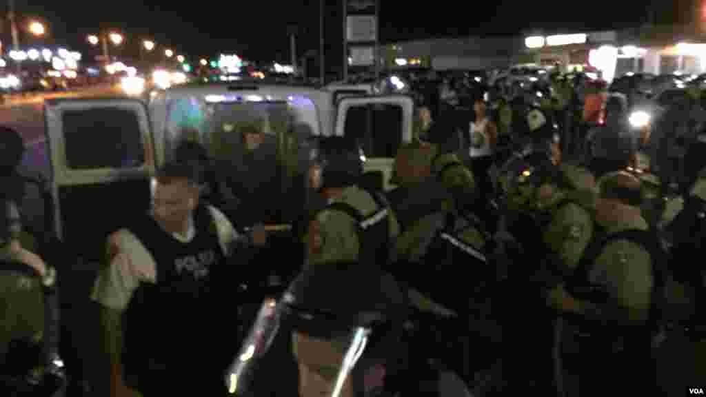 La police procède à une arrestation sur West Flourissant à Ferguson, 10 août 2015. &nbsp;