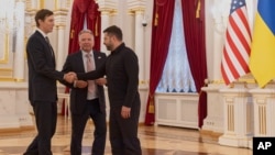 Президент України Володимир Зеленський тисне руку представникам президента США Дональда Трампа — Джареду Кушнеру та Стіву Віткоффу 6 вересня 2026 року. Фото AP/пресслужба Президента України 