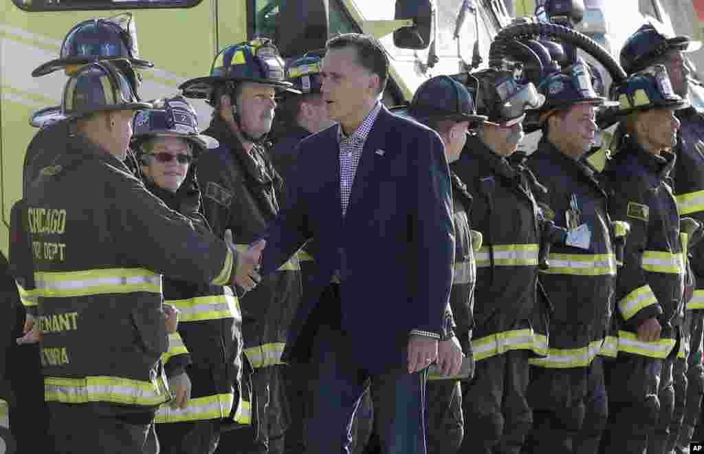 El candidato presidencial republicano Mitt Romney tuvo un encuentro con bomberos en Chicago como forma de conmemorar la fecha.