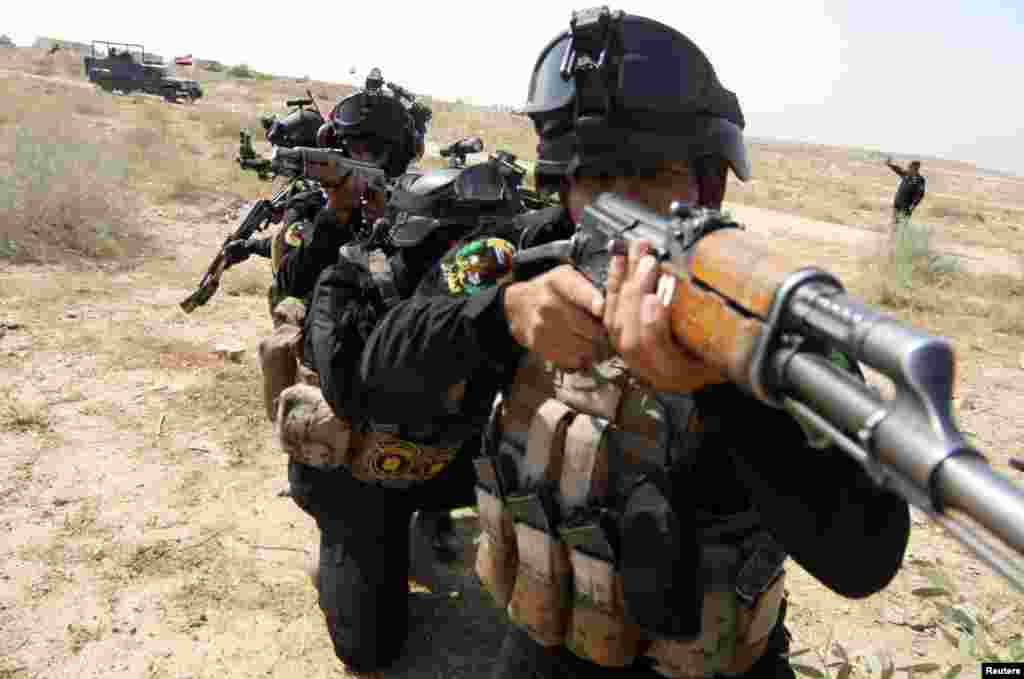 Iraqi special police officers demonstrate their skills during a graduation ceremony in Karbala, Aug. 28, 2014.