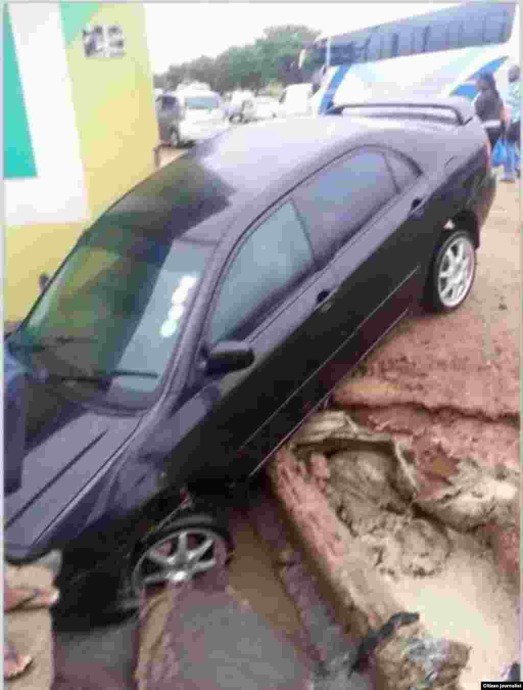 Carro encalhado após chuvas da madrugada de 16 de Dezembro em Maputo