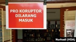 Poster anti korupsi di pintu masuk Pukat UGM. (Foto:VOA/Nurhadi/ilustrasi)