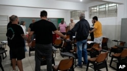 ARCHIVO - Jugadores en recuperación oran durante una reunión de Jugadores Anónimos en Sao Paulo, el 21 de octubre de 2024. 