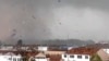 ARCHIVO - Esta captura de video muestra escombros dispersándose en el cielo después de que un tornado arrasara casas en la ciudad de Suqian, en la provincia oriental china de Jiangsu, el martes 19 de septiembre de 2023.