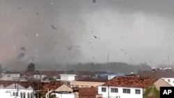 ARCHIVO - Esta captura de video muestra escombros dispersándose en el cielo después de que un tornado arrasara casas en la ciudad de Suqian, en la provincia oriental china de Jiangsu, el martes 19 de septiembre de 2023.