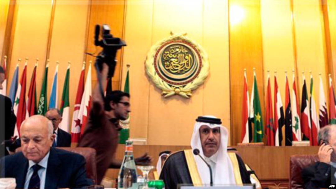 Arab Ligasi Bosh kotibi Nabil al-Arabiy (chapda) va Qatar Tashqi ishlar vaziri Shayx Hamad bin Yassim al-Taniy (markazda)