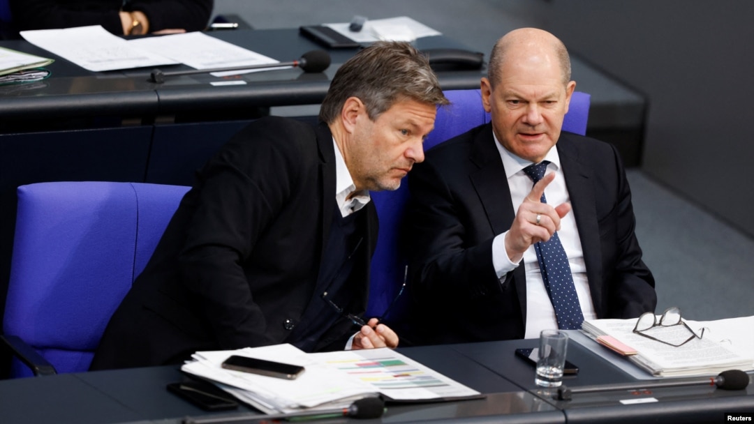 Menteri Ekonomi Robert Habeck (kiri) dan Kanselir Jerman Olf Scholz berbincang pada sesi dengan parlemen Jerman di Berlin (foto: dok).