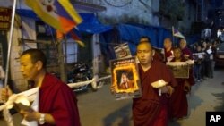 Warga Tibet di Dhamsala, India, menggelar doa bersama untuk Tamdrin Dorjee, pelaku aksi bakar diri di dekat rumah ibadah Tsoe di propinsi Gansu, Tiongkok (13/10). Dorjee adalah kakek dari tokoh Budha Tibet yang dihormati, Gungthang Rinpoche ke-7.